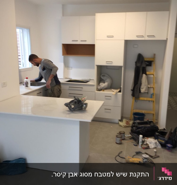 שיש לבן במטבח עם כלים על השיש